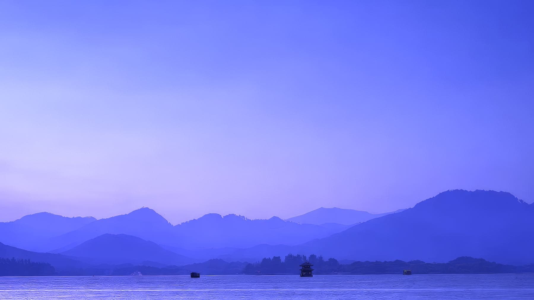蓝色远山与湖面