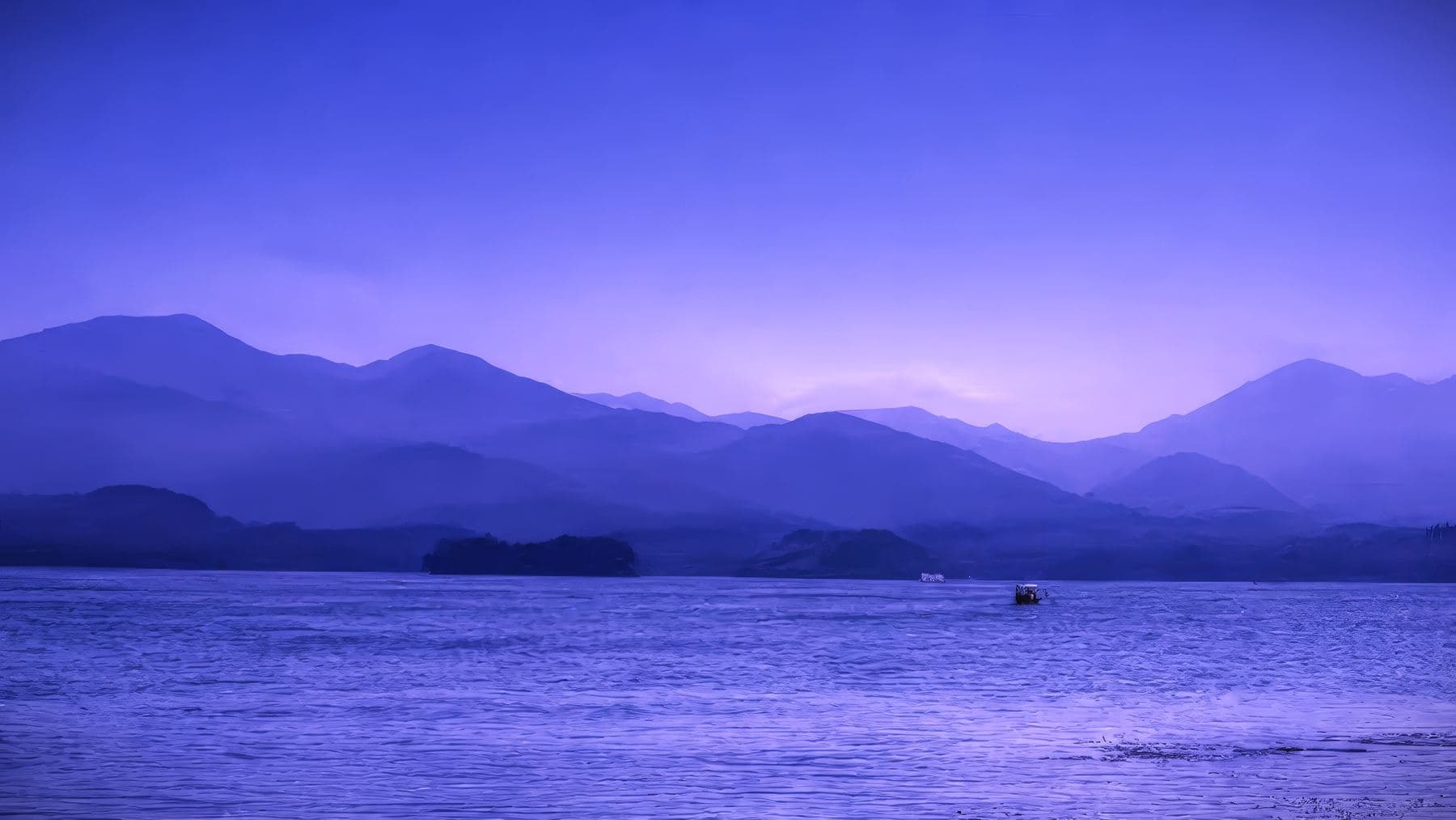 紫蓝色远山湖面
